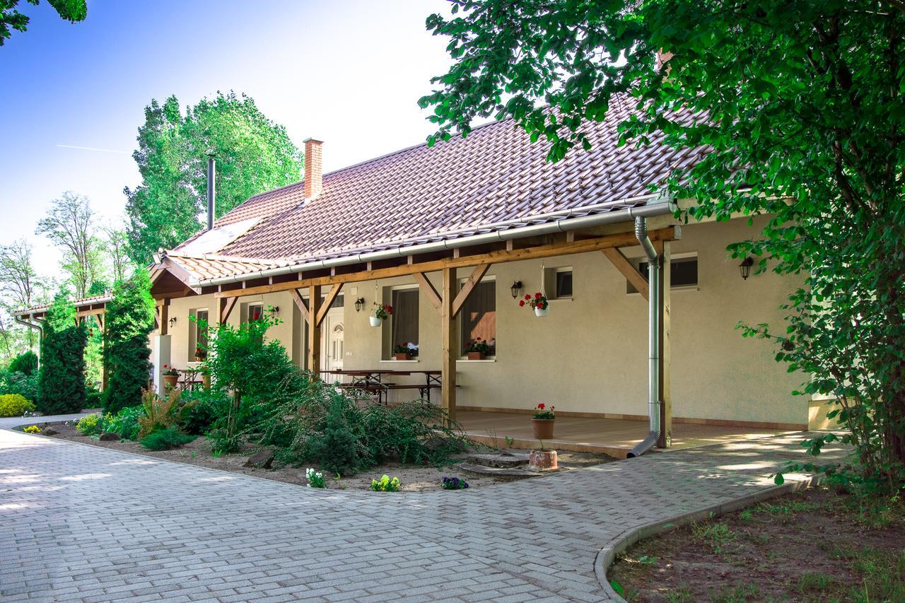Toelgyfa Vendeghaz Hotel Kiskoros Exterior photo
