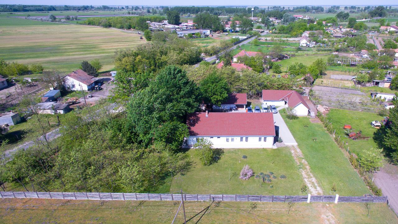 Toelgyfa Vendeghaz Hotel Kiskoros Exterior photo